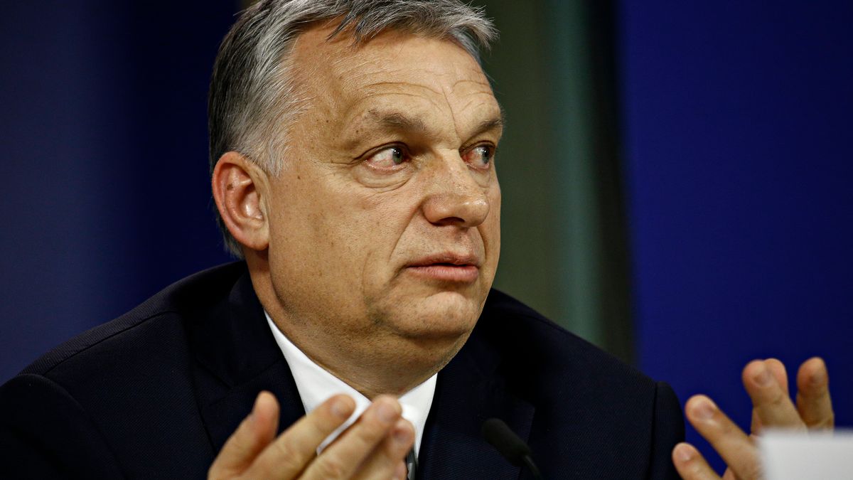 Orbánova taktika se Maďarsku vymstila. Benzin podražil o 10 korun za pár sekund